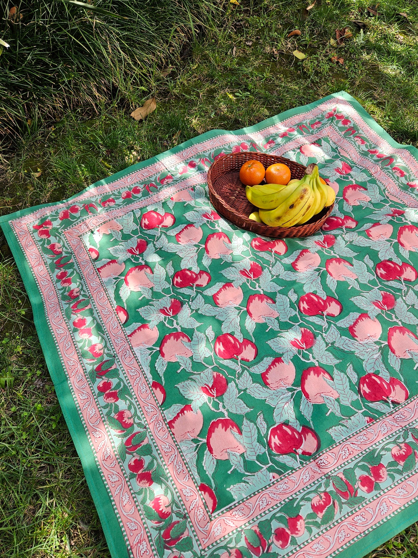 Mantel cuadrado 100% algodón estampado a mano. Manzanas