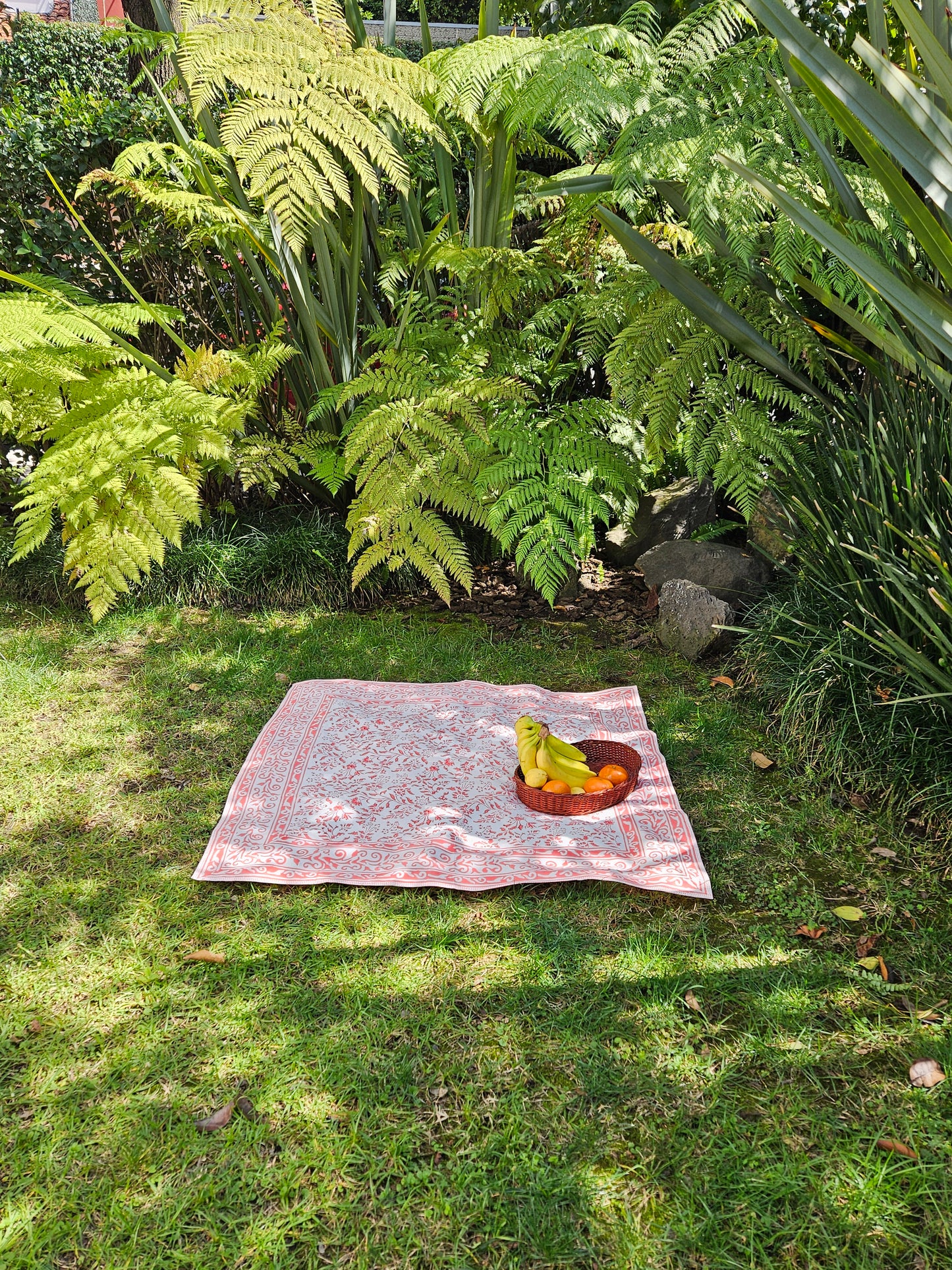 Mantel cuadrado 100% algodón estampado a mano. Rosa coral (blanco)