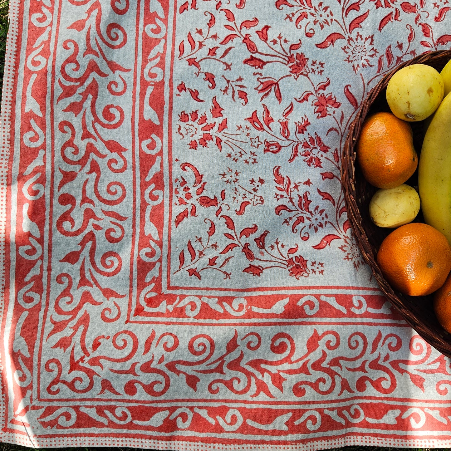 Mantel cuadrado 100% algodón estampado a mano. Rosa coral (blanco)