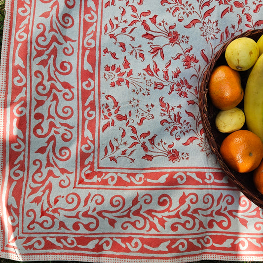 Mantel cuadrado 100% algodón estampado a mano. Rosa coral (blanco)