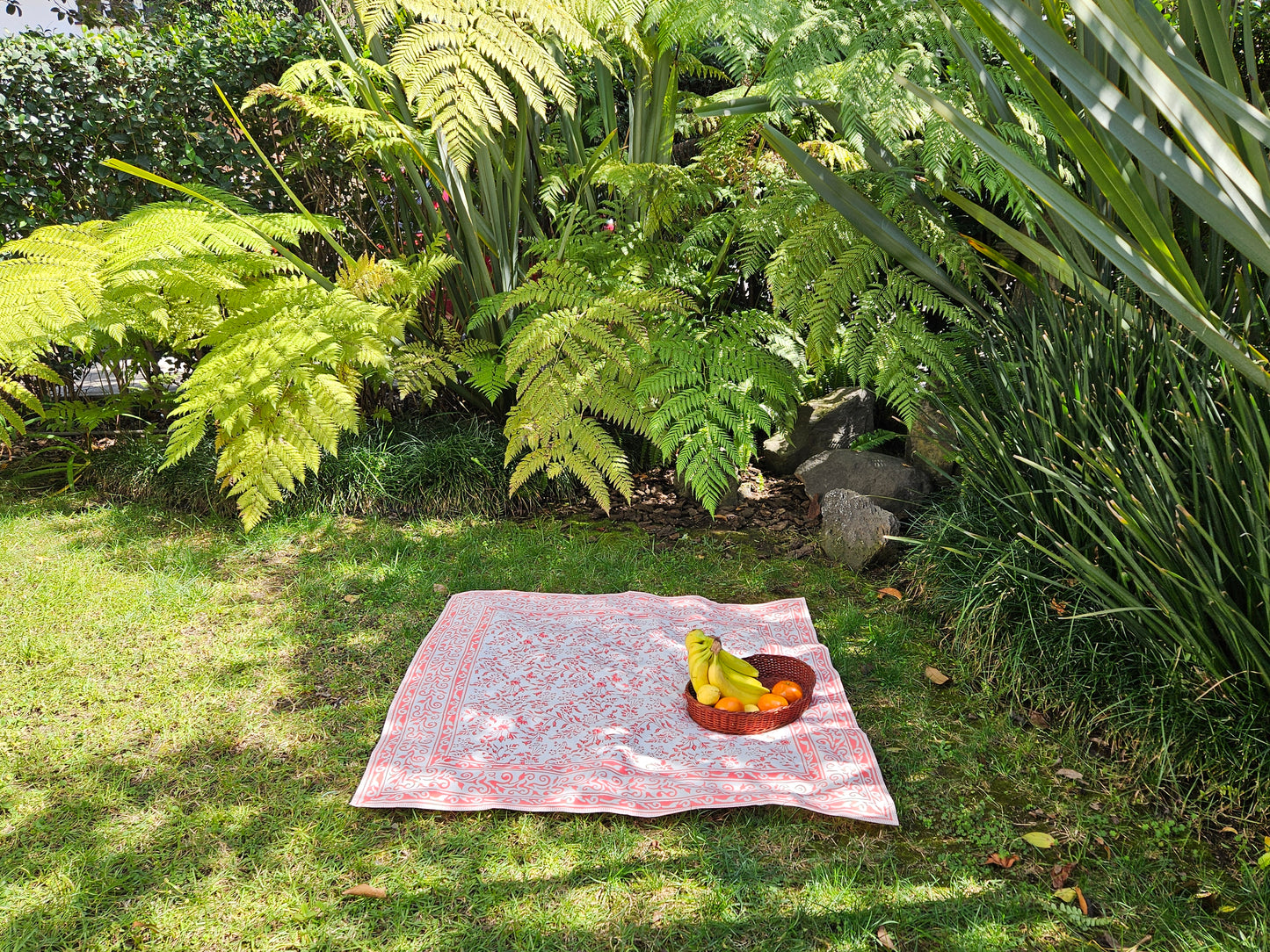 Mantel cuadrado 100% algodón estampado a mano. Rosa coral (blanco)