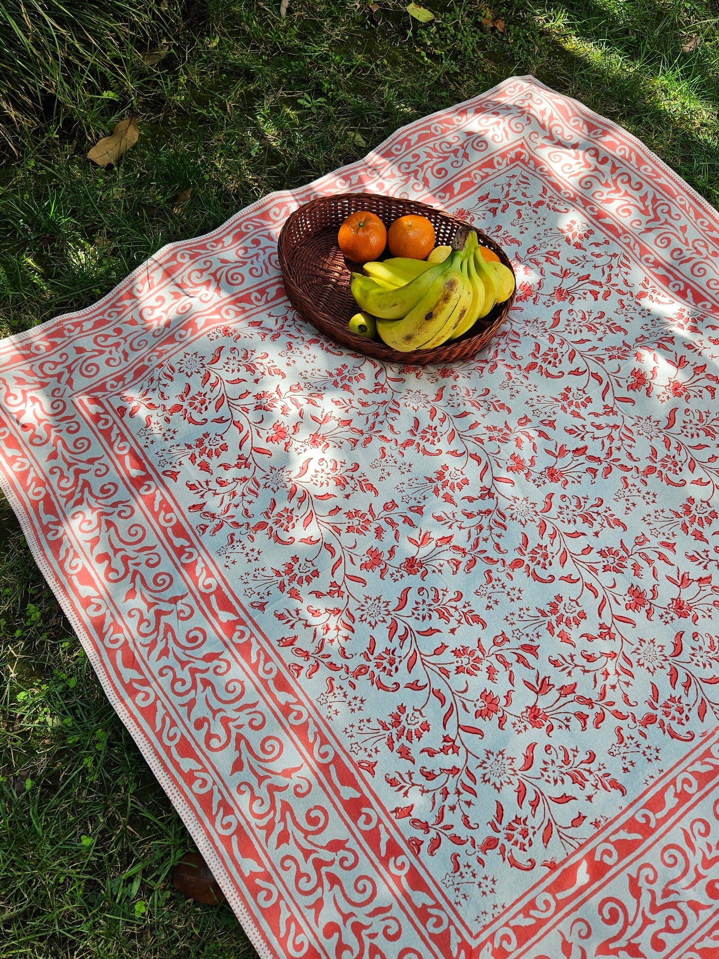 Mantel cuadrado 100% algodón estampado a mano. Rosa coral (blanco)