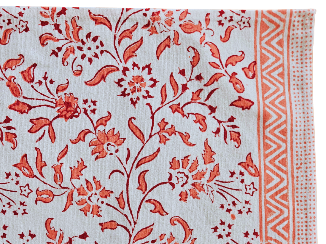 Mantel individual estampado a mano. Rosa coral (blanco)