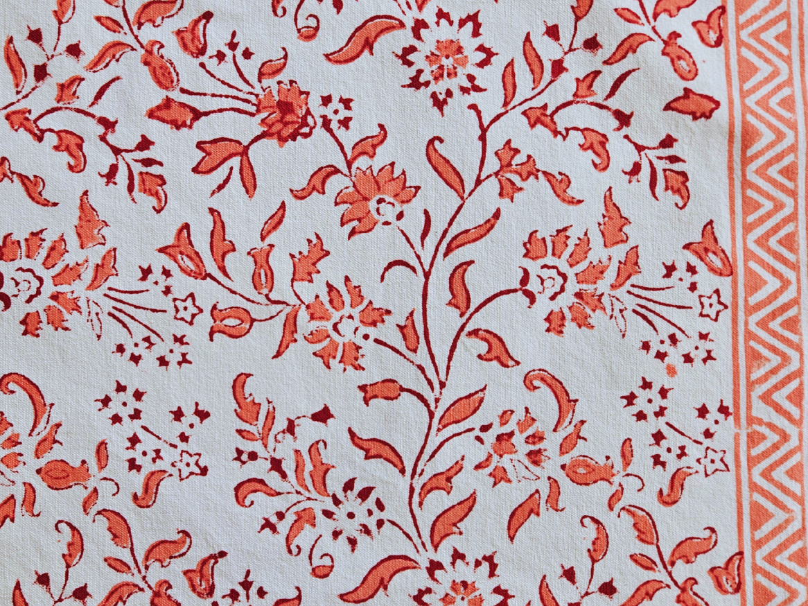 Mantel individual estampado a mano. Rosa coral (blanco)