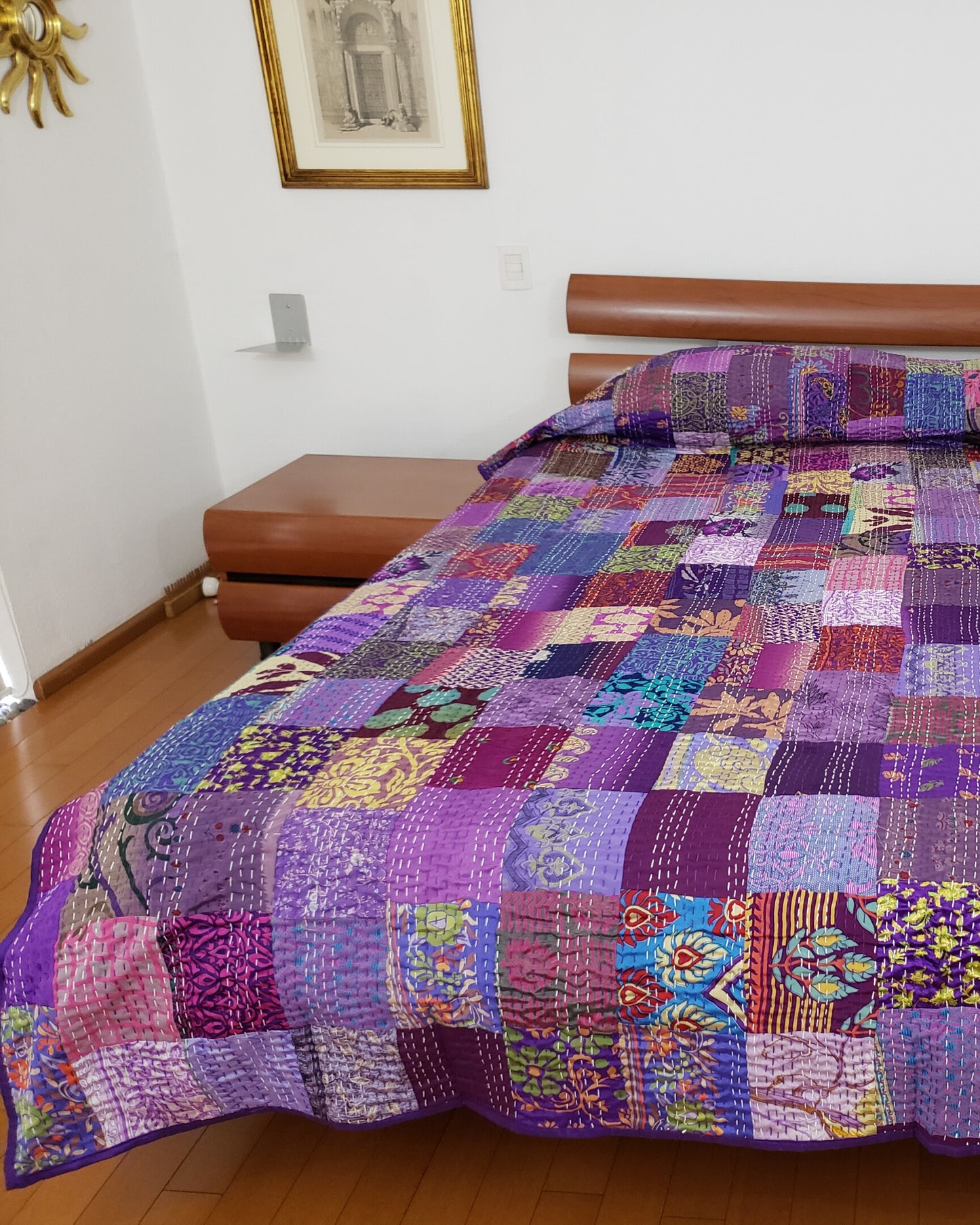 Colcha de seda patchwork. Tonos violeta