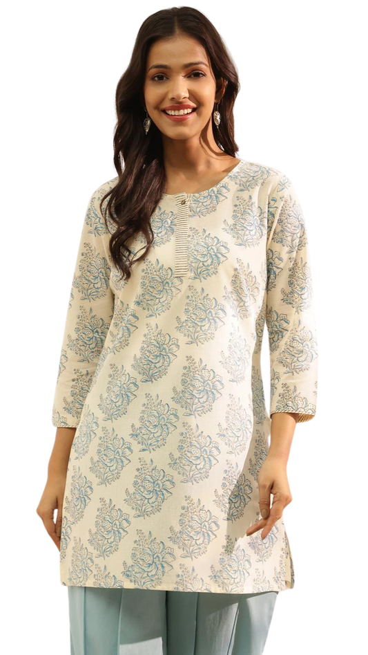 Kurta corta. Estampada blanco con azul. slim fit