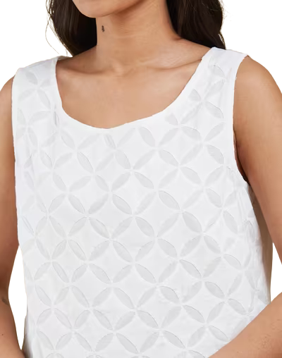 Blusa sin mangas appliqué. Blanca
