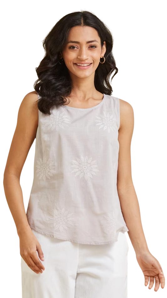 Blusa sin mangas chikankari. Gris