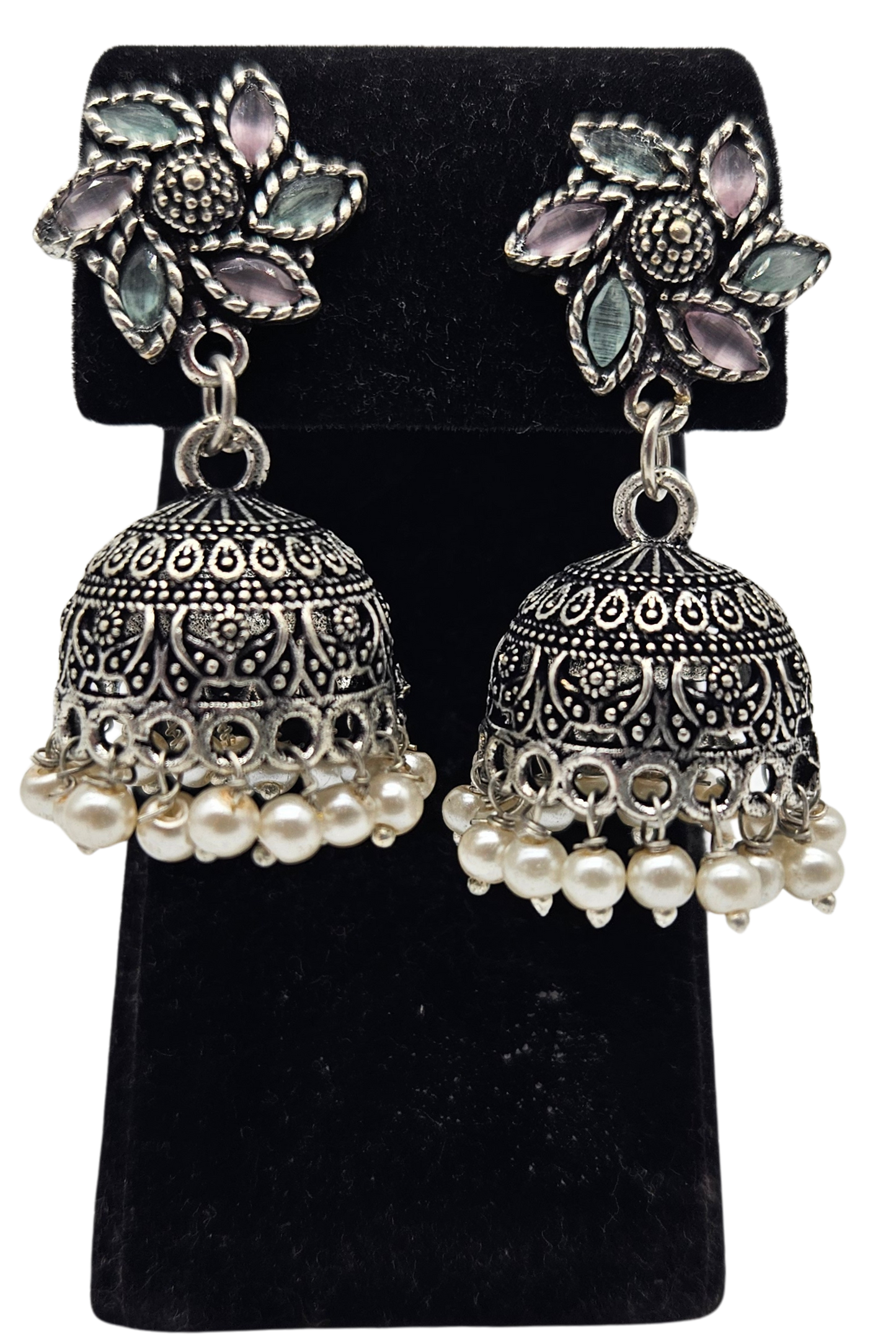 Aretes tradicionales Jhumka metálica. Flor con cuentas blancas