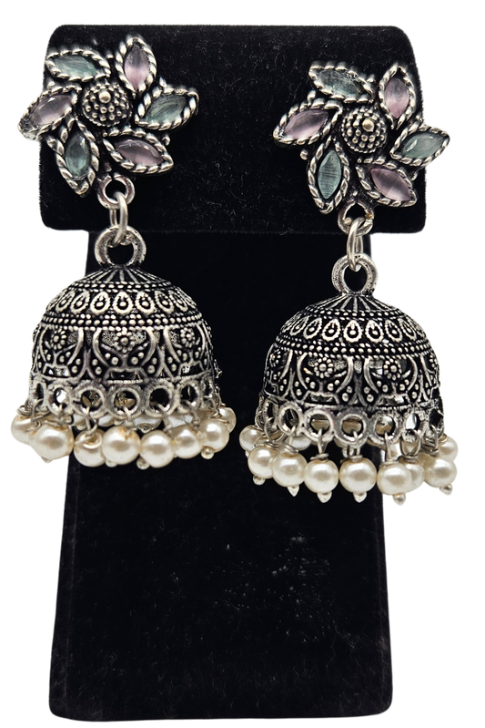 Aretes tradicionales Jhumka metálica. Flor con cuentas blancas