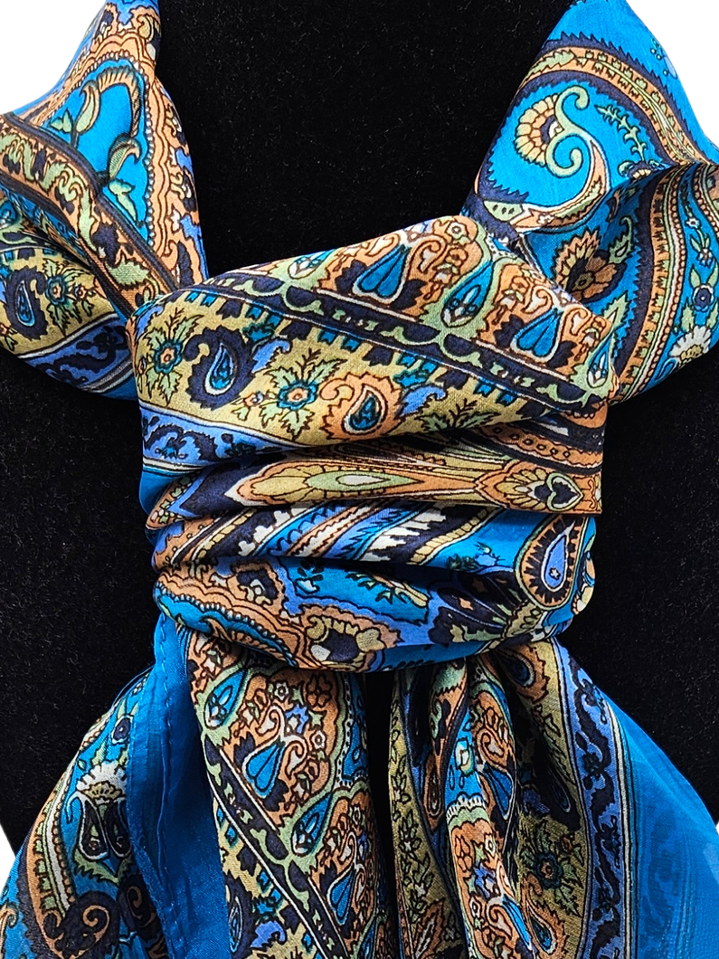 Mascada cuadrada de seda estampada. Azul claro