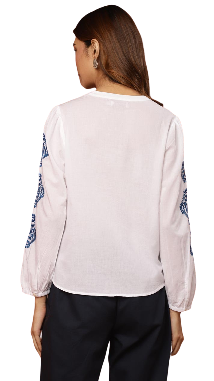 Blusa con bordado chikankari. Blanca con azul