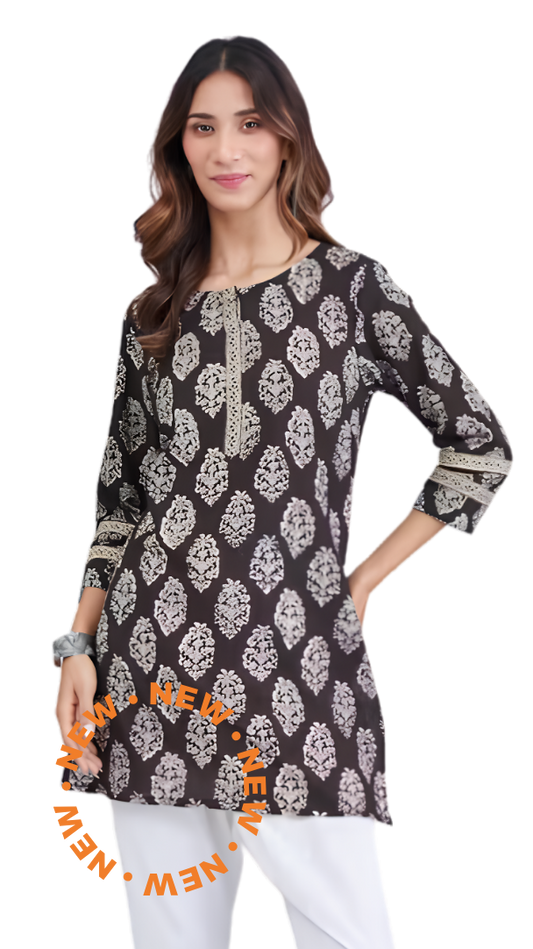 Kurta estampada a mano. Slim fit negra. Nueva