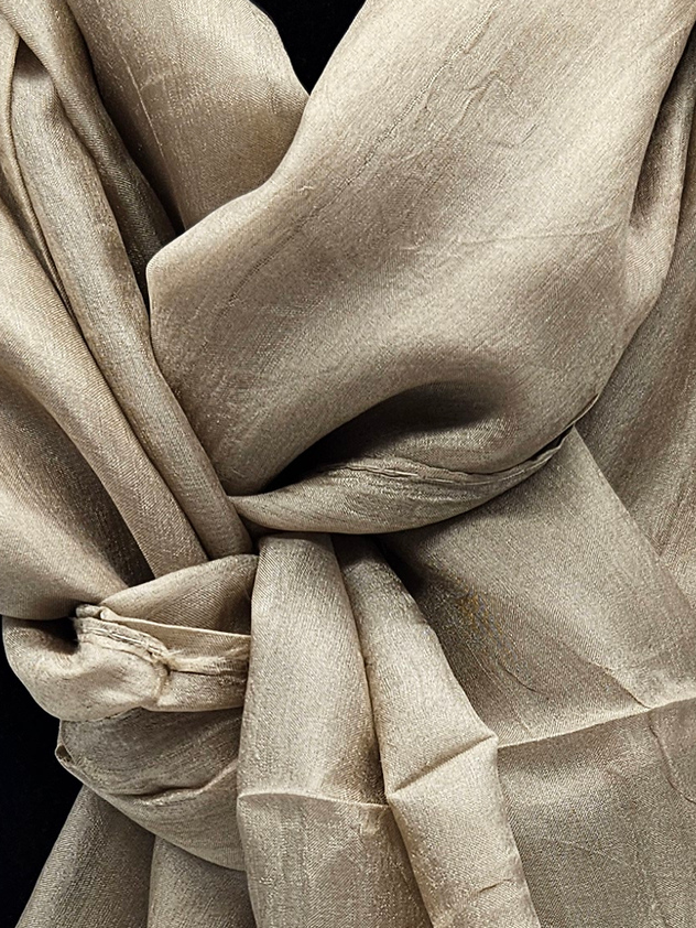 Mascada de seda lisa. Beige