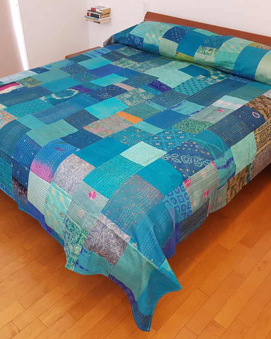 Colcha de seda patchwork. Tonos azul claro