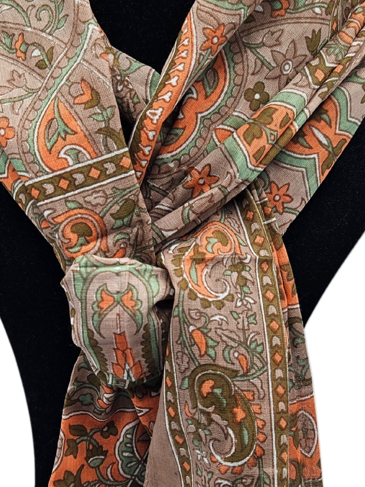 Mascada de algodón estampada. Café con naranja