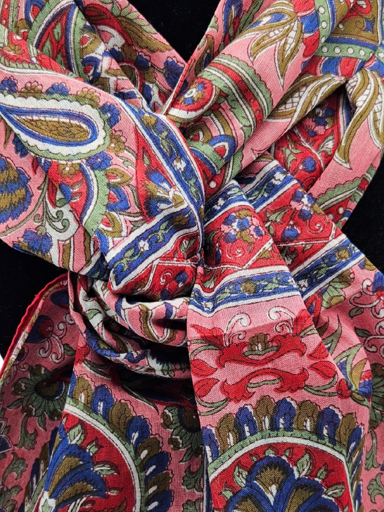 Mascada de algodón estampada. Rosa y rojo