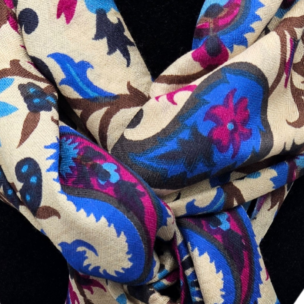 Mascada de algodón estampada. Beige con azul