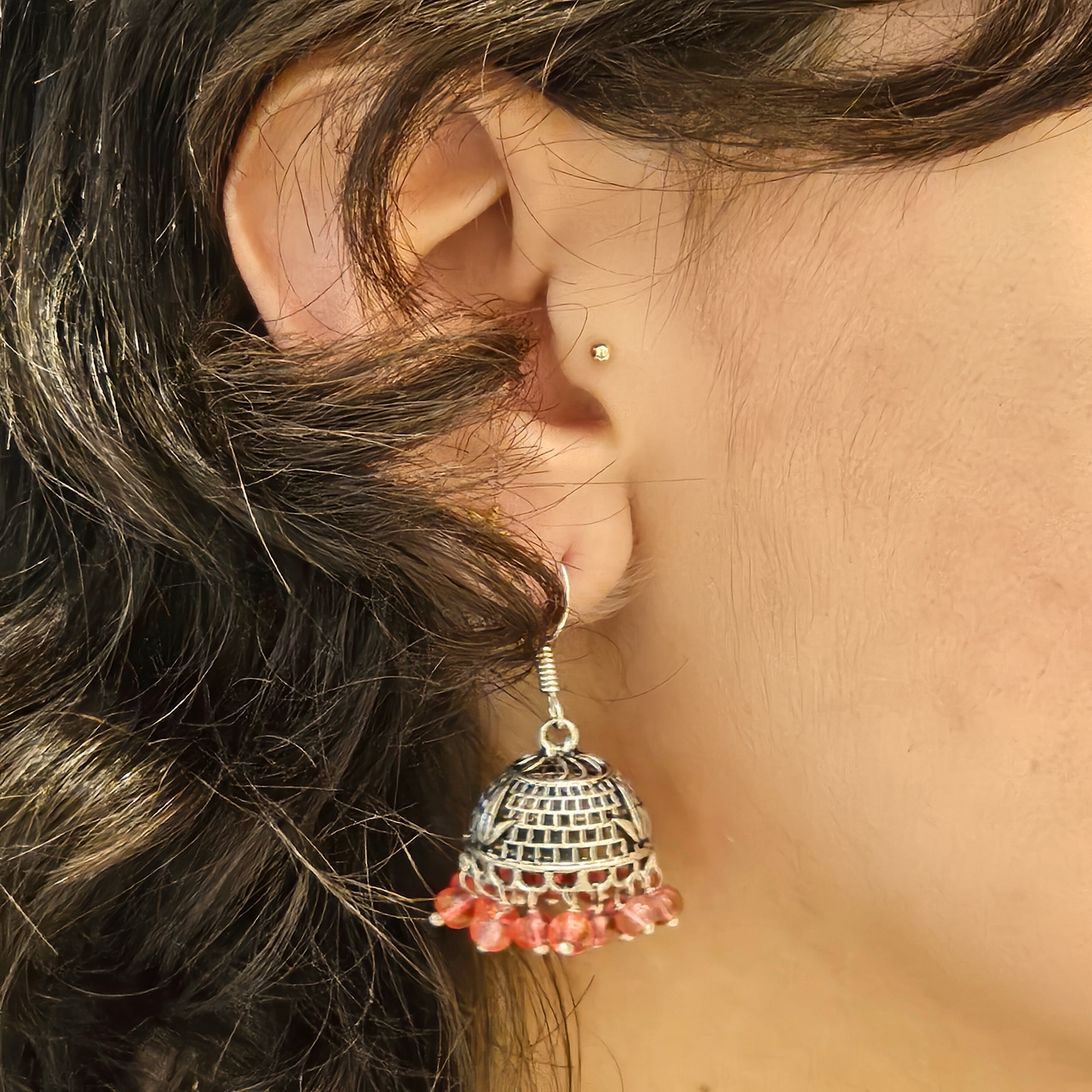 Aretes tradicionales Jhumka metálica. Domo cuentas rosa transparentes