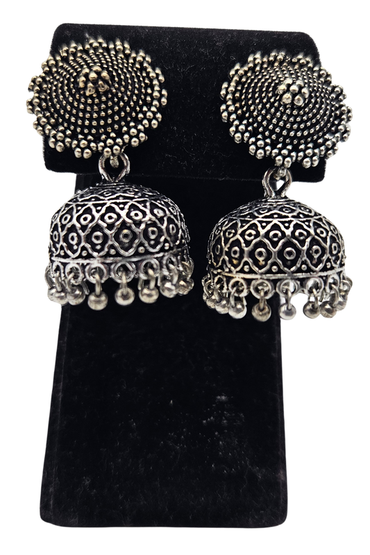 Aretes tradicionales Jhumka metálica.