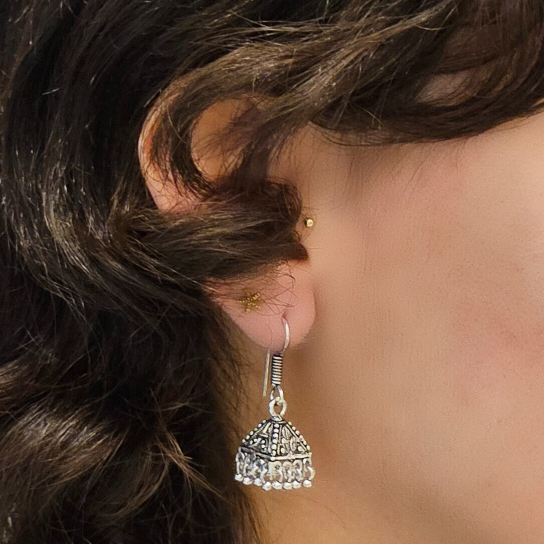 Aretes tradicionales Jhumka metálica. Pirámide