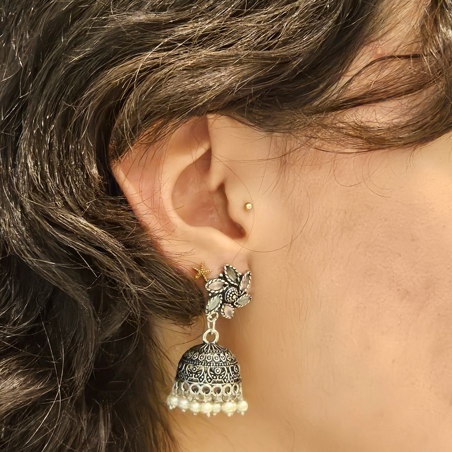 Aretes tradicionales Jhumka metálica. Flor con cuentas blancas