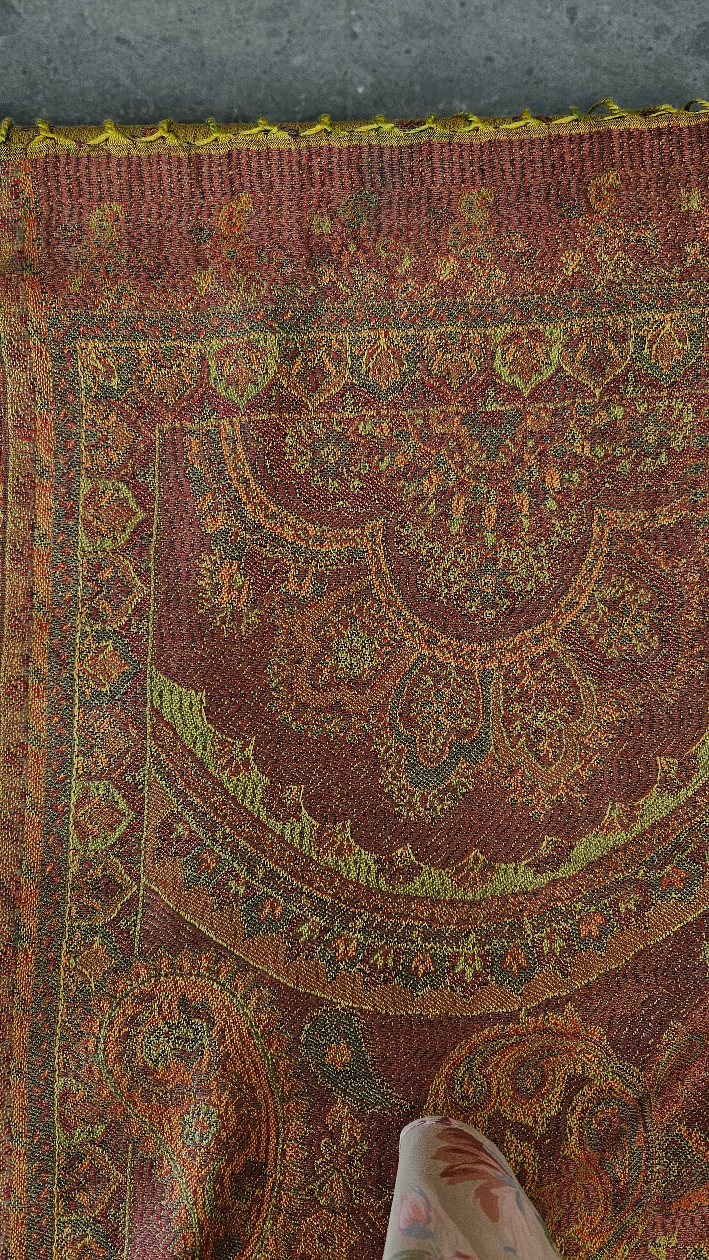 Chal de seda. Ocre / dorado