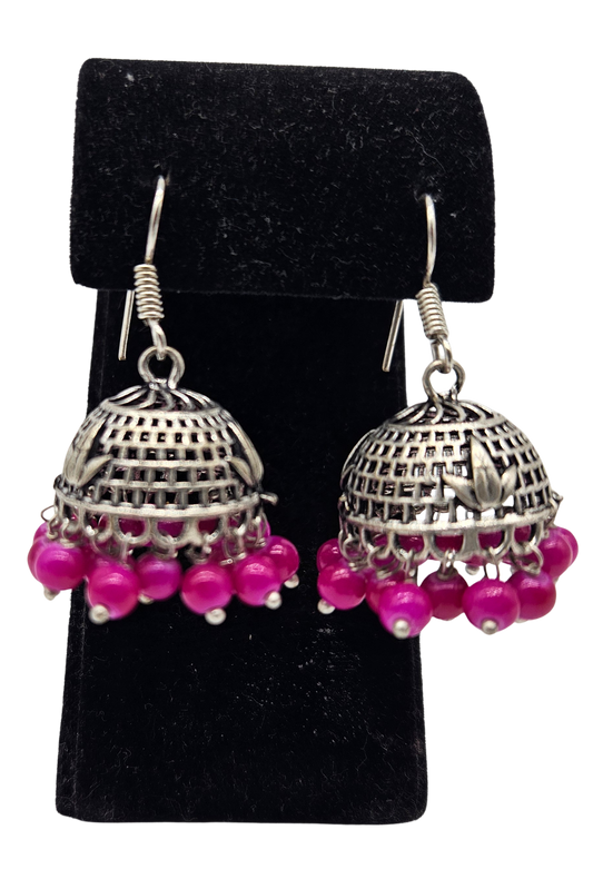 Aretes tradicionales Jhumka metálica. Domo cuentas rosa