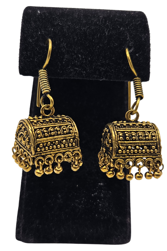 Aretes tradicionales Jhumka metálica. Cofre dorado