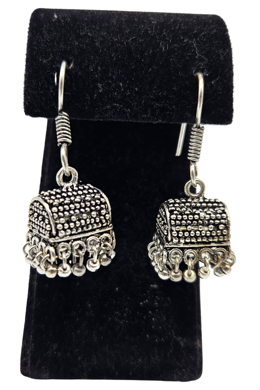 Aretes tradicionales Jhumka metálica. Cofre plateado