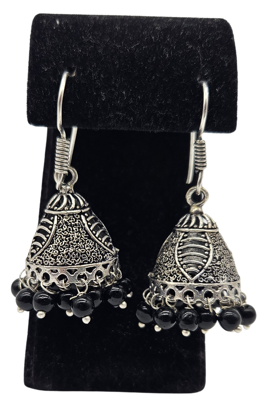 Aretes tradicionales Jhumka metálica. Cono cuentas negras