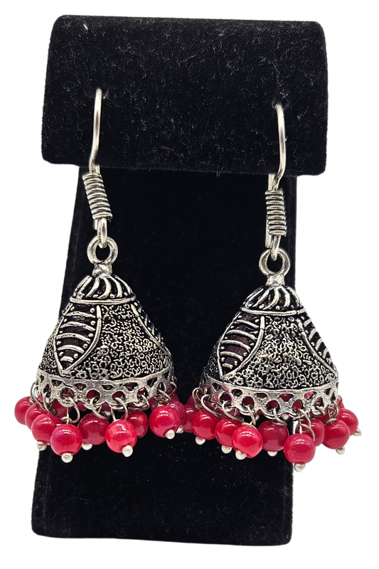 Aretes tradicionales Jhumka metálica. Cono cuentas rojas