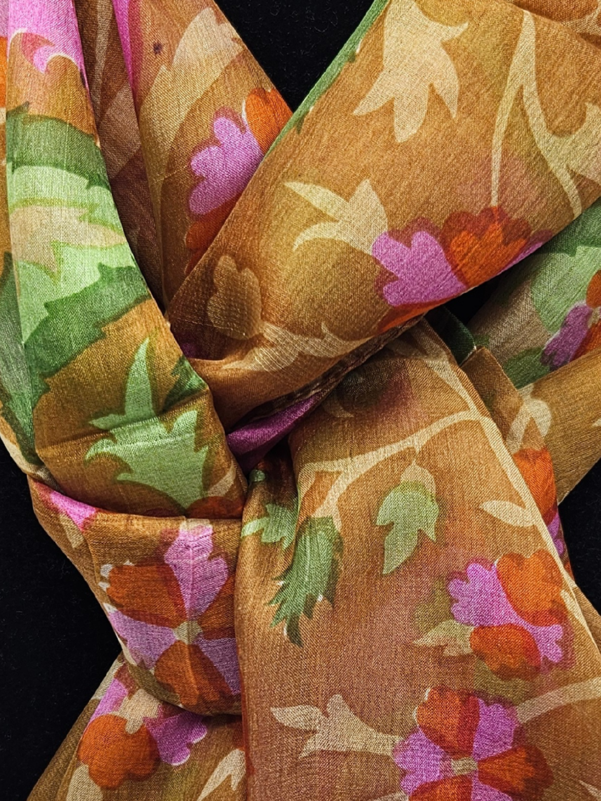 Mascada de seda estampada. Café claro