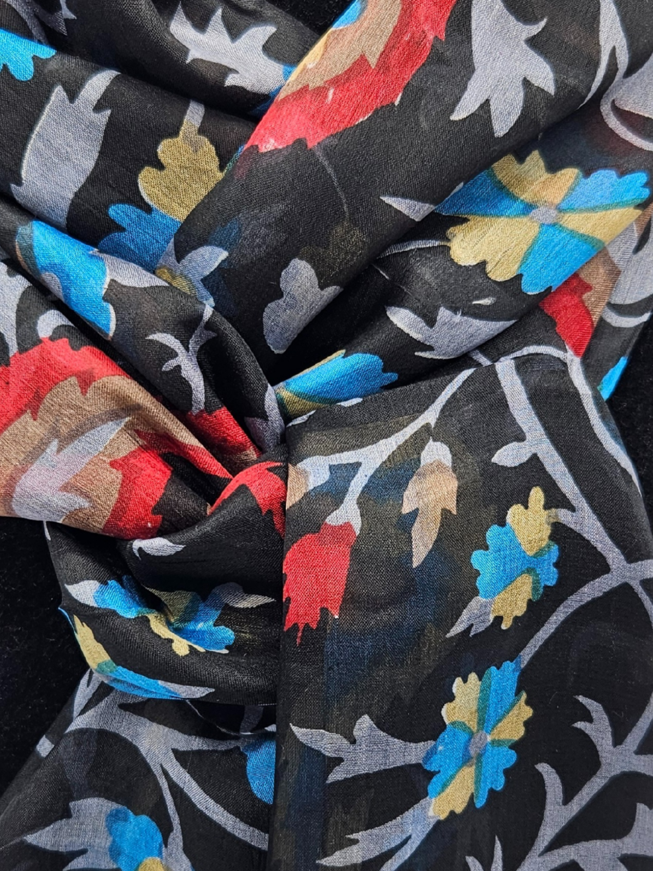 Mascada de seda estampada. Negra