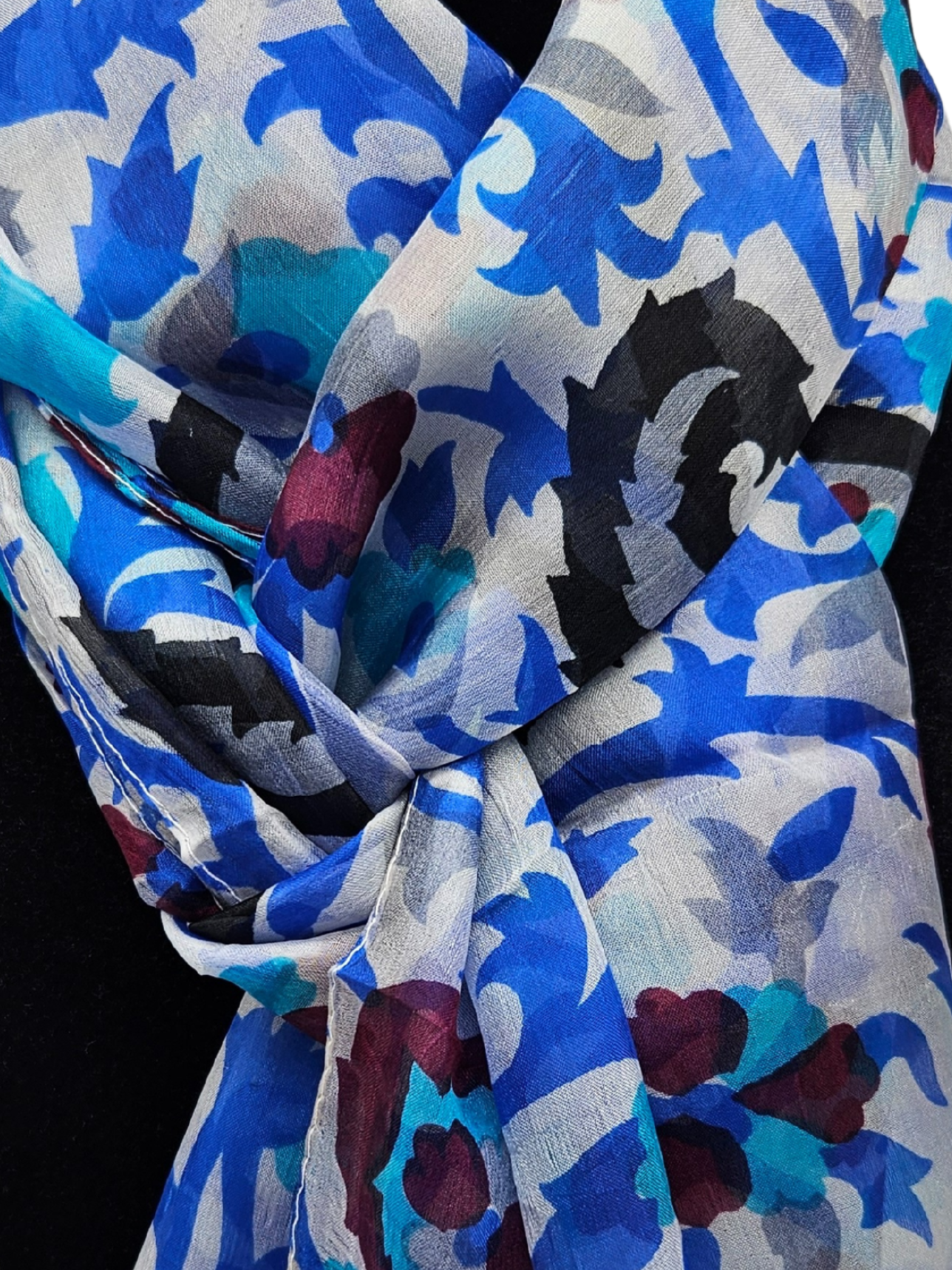 Mascada de seda estampada. Azul fondo blanco