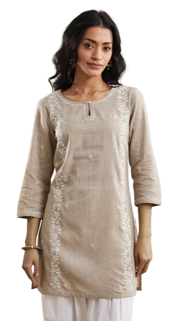 Kurta corta. Bordada. Slim Fit Beige. Nueva