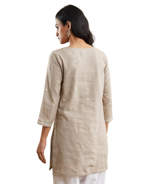 Kurta corta. Bordada. Slim Fit Beige. Nueva
