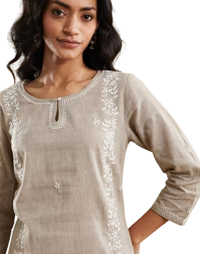 Kurta corta. Bordada. Slim Fit Beige. Nueva