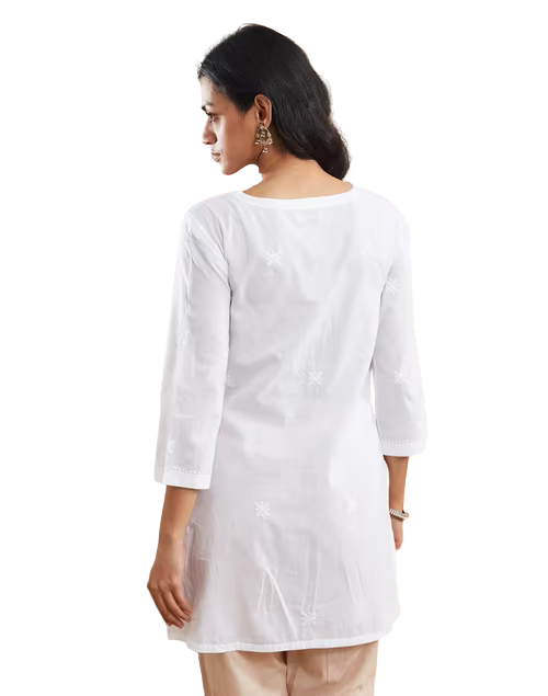 Kurta corta. Bordada en chikankari. Slim Fit Blanca. Nueva