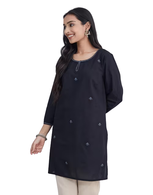 Kurta corta. Bordada. Slim Fit Negra. Nueva