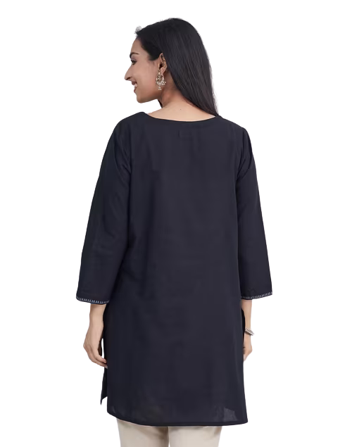 Kurta corta. Bordada. Slim Fit Negra. Nueva