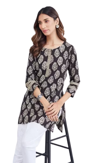 Kurta estampada a mano. Slim fit negra. Nueva