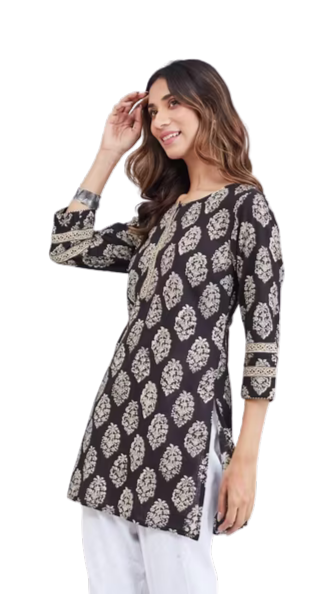 Kurta estampada a mano. Slim fit negra. Nueva