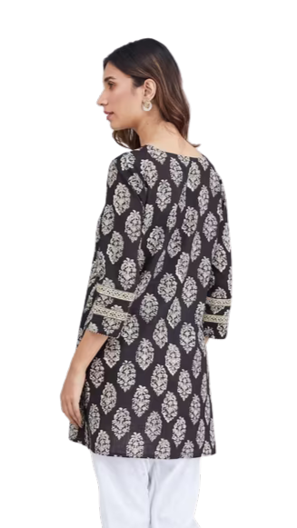 Kurta estampada a mano. Slim fit negra. Nueva