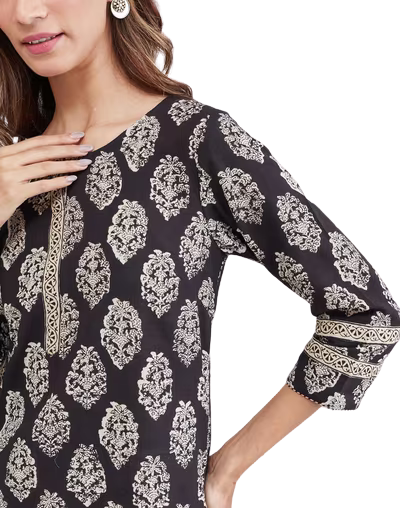 Kurta estampada a mano. Slim fit negra. Nueva
