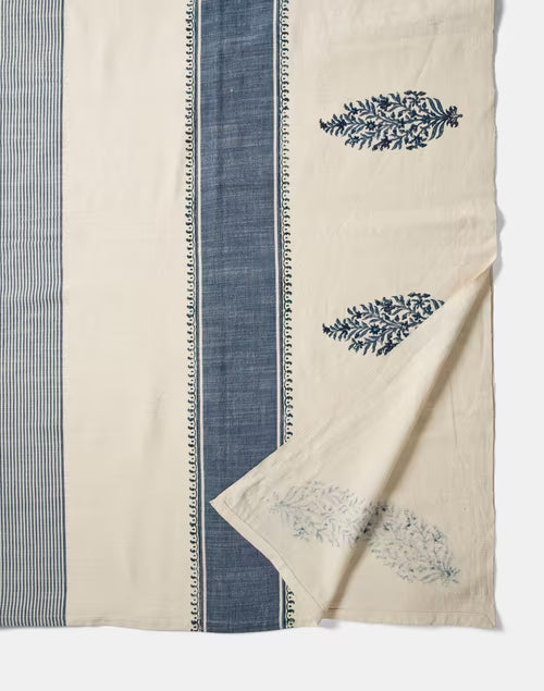 Mantel rectangular 100% algodón tejido en telar y estampado. Varya azul