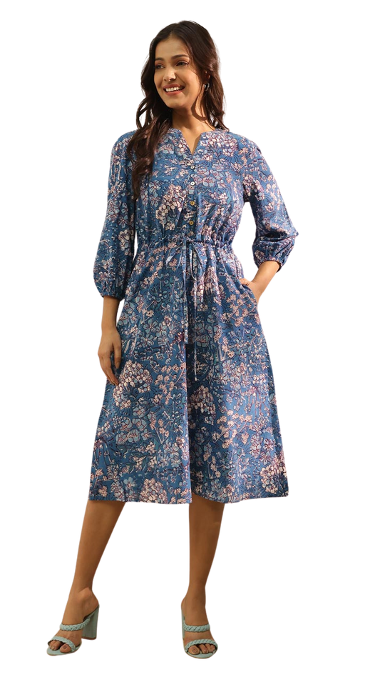 Vestido largo estampado con manga. Azul