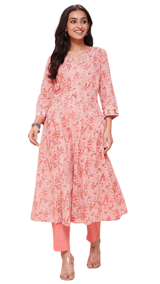 Vestido largo estampado con vuelo amplio. Rosa