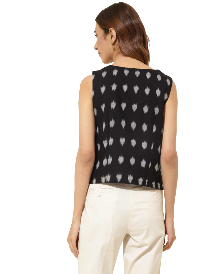 Blusa sin mangas estampada. Ikat negra