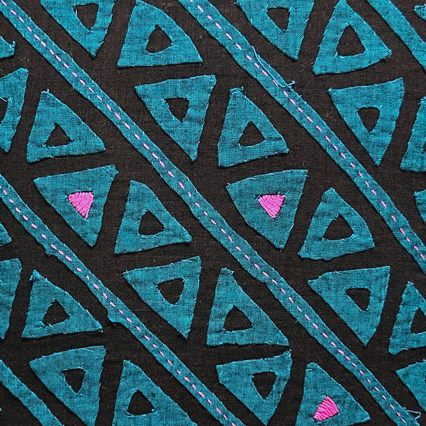 Funda de cojín de algodón calado en contraste. Triangle 40x40 TQ